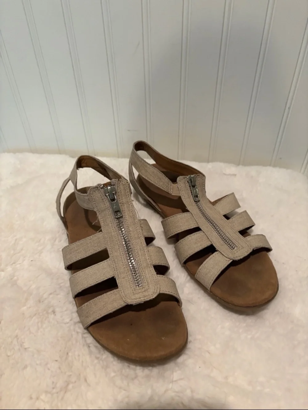 Aerosols Women’s Beige Front-Zip Strappy Sandals Size 6.5